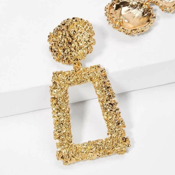 Open rectangle gold statement drop earrings - Picture 2 of 3